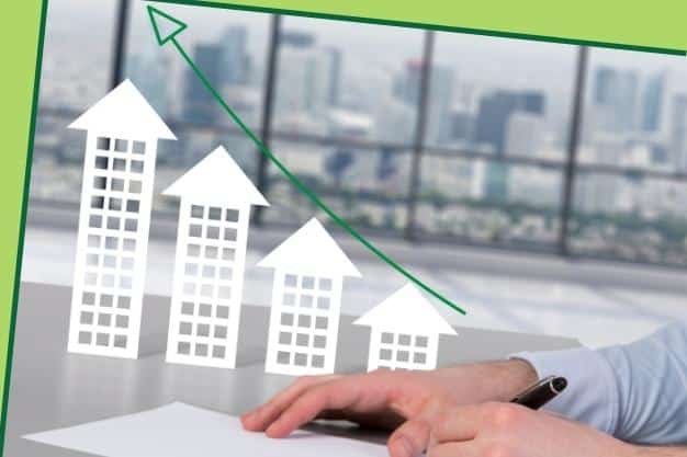 ידיים חותמות על ניירת ברקע של בתים העומדים בסדר עולה בצורת גרף מייצגים רואה חשבון בודק מרכיבי הצהרת הון