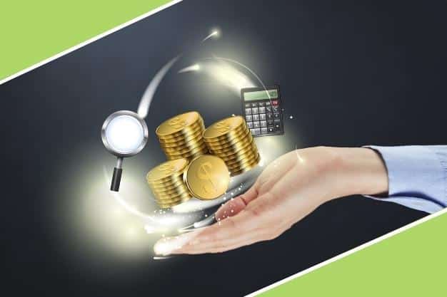 ידיים מחזיקות ערימות מטבעות זכוכית מוגדלת מייצגים עלויות הכנת הצהרת הון