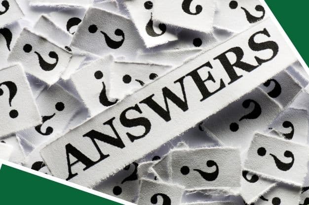 פתק גדול עם כיתוב תשובות באנגלית מונח על הרבה פתקים עם סימני שאלה מייצגים הקמת חברה בע"מ – שאלות ותשובות