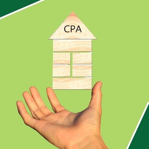 יד מחזיק מבנה עם אותיות CPA שמייצג עבודתו של רואה חשבון לעוסק מורשה