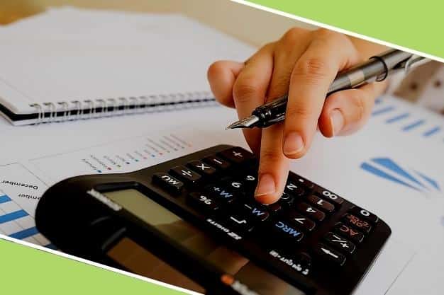 שולחן עבודה עם מחשבון וניירת מייצג עבודה של הנהלת חשבונות לחברה - OPAL
